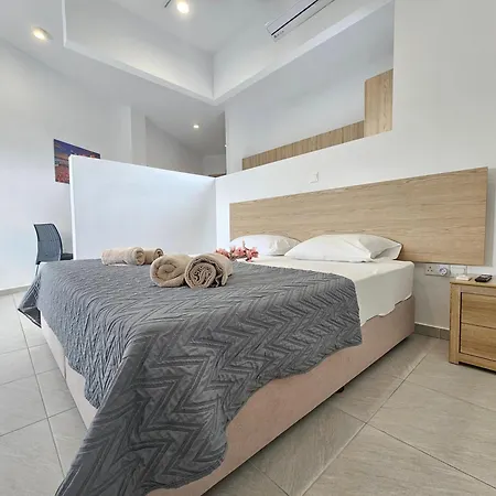 아파트 Piazza Napa Apts Self Serviced 아이아 나파